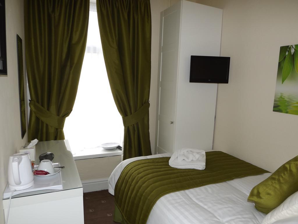 The Strathdon Hotel Blackpool Room photo